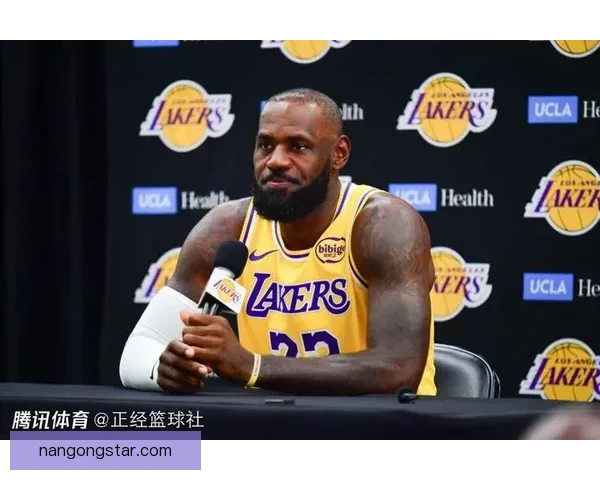 湖人深度研究詹姆斯控场时间缩减后球队进攻体系转型路径与效率波动